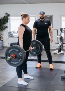 Kreuzheben mit Technikkontrolle durch Trainer bei WD Space Berlin