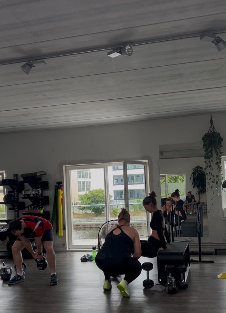 Ana Kalinska beim Krafttraining mit Kurzhantel