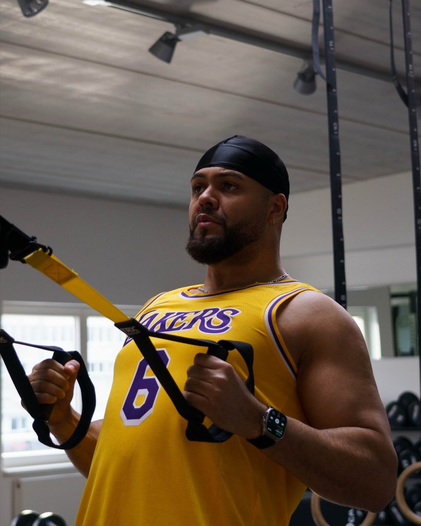 Jay Obasi trainiert mit TRX Baendern im WD Space Studio