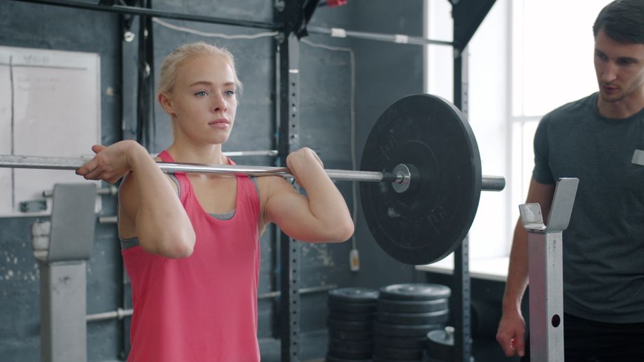 Ab wann sieht man Ergebnisse beim Krafttraining? Realistische Erwartungen nach Wochen und Monaten