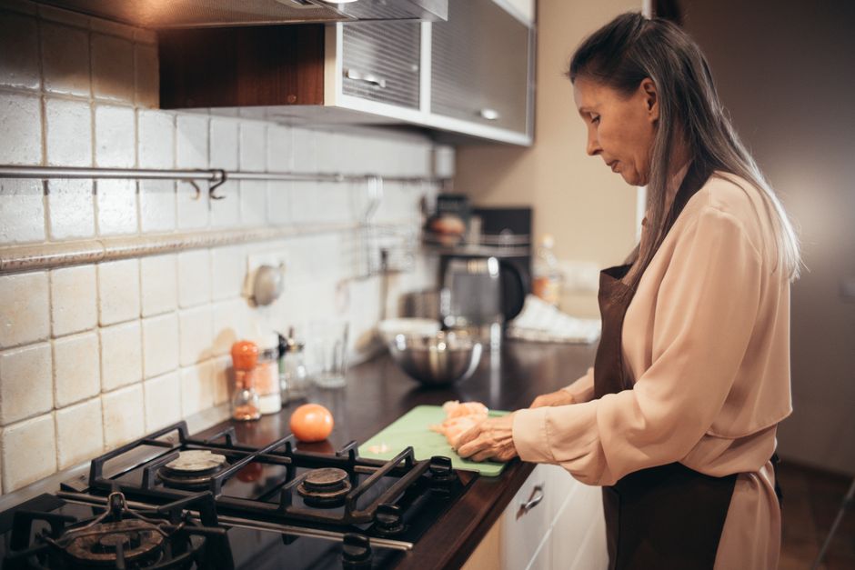 Frau bereitet in der Küche eine eiweißreiche Mahlzeit zu