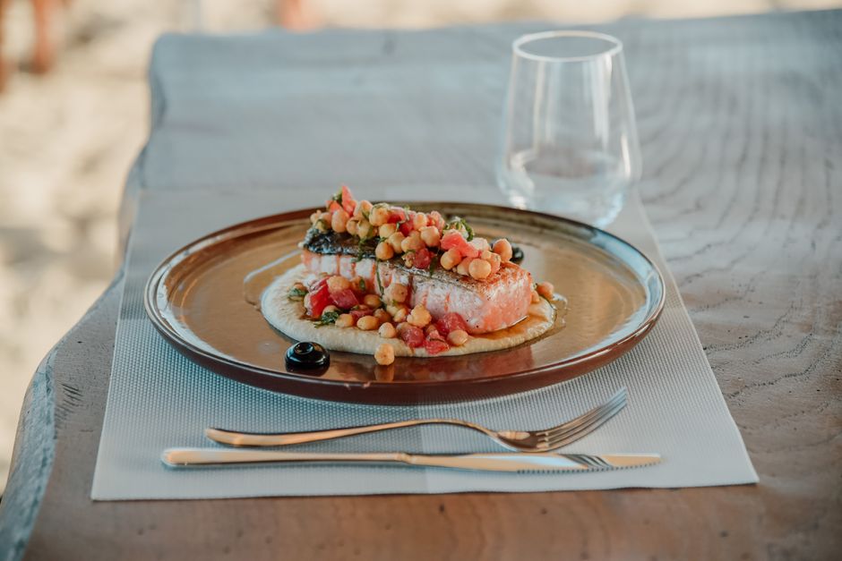 Ausgewogener Teller mit Lachs, Kichererbsen und Gemuese als eiweissreiche Mahlzeit