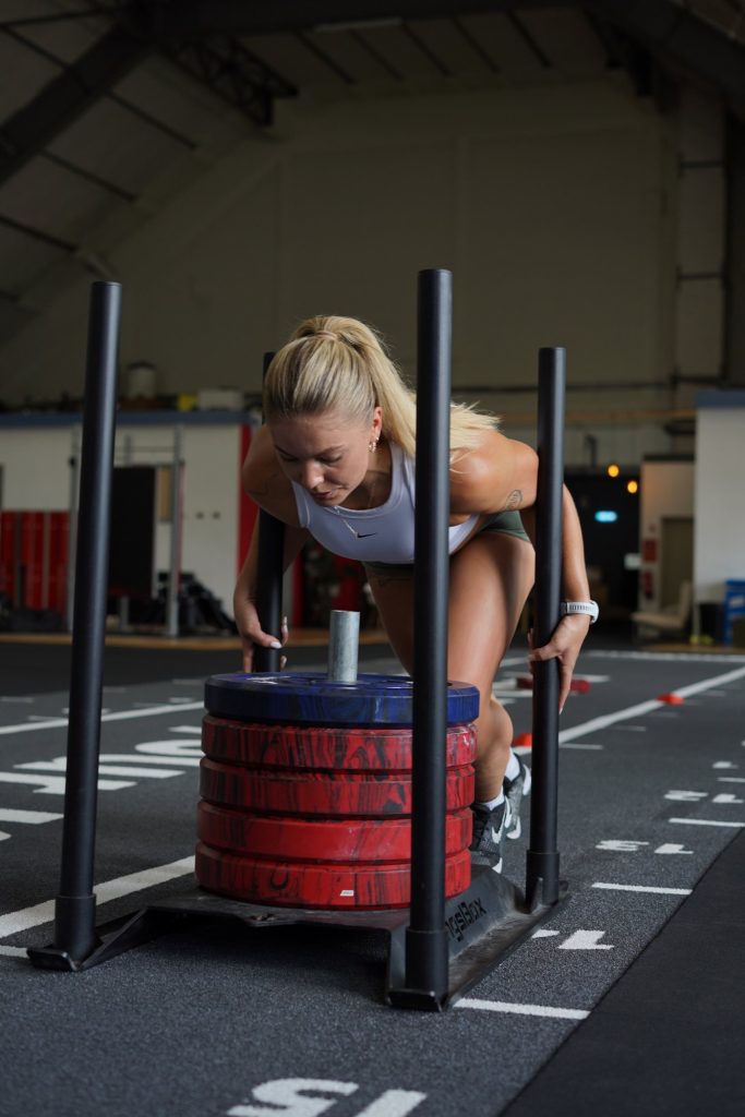 Greta beim Sled Push – Krafttraining bei WD Space